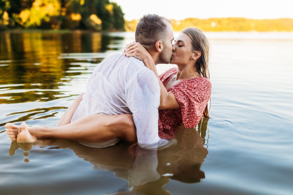 Sesja narzeczeńska nad wodą